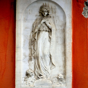 Bas relief d'une enfant en prière sur mur rouge - France  - collection de photos clin d'oeil, catégorie rues